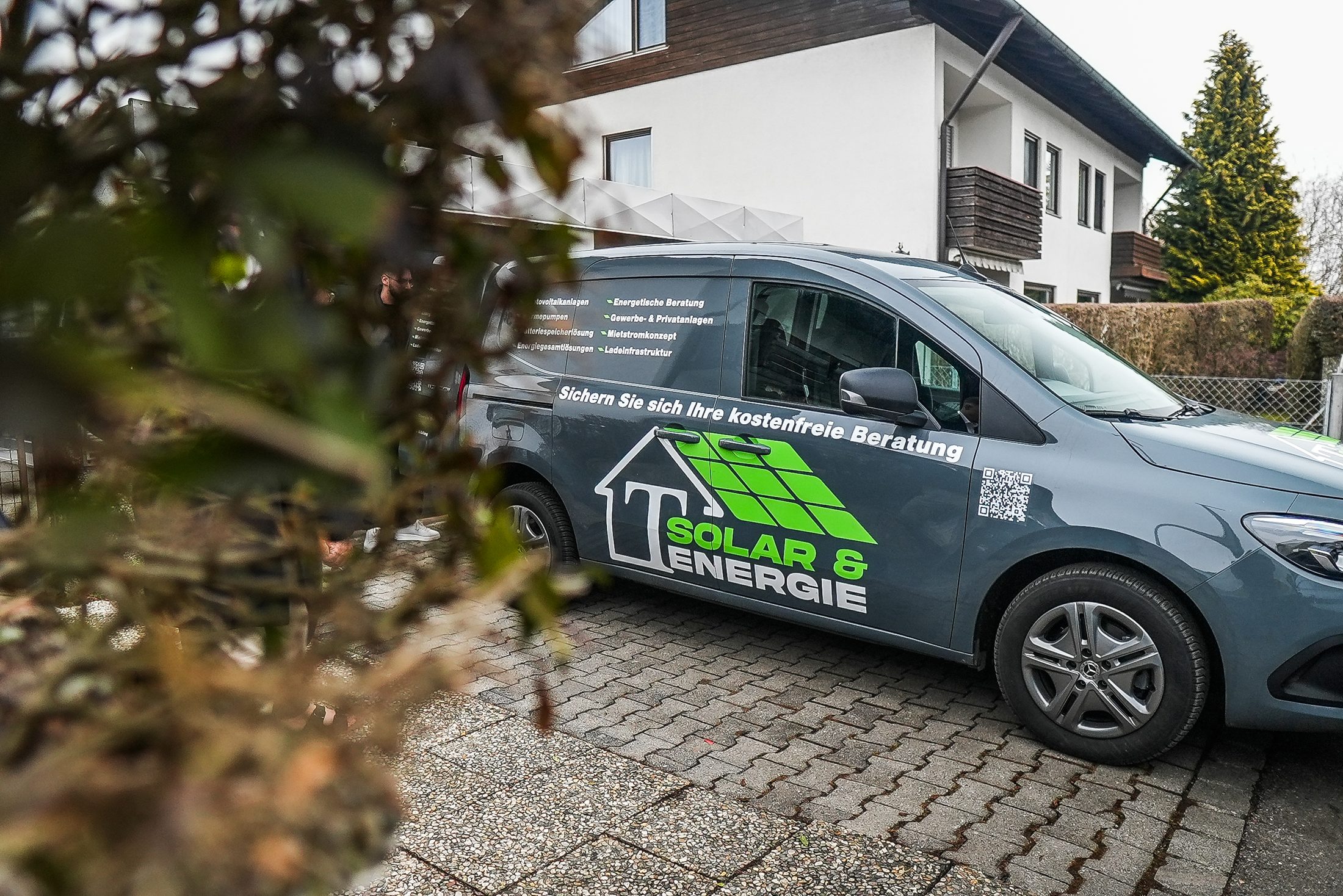 Firmenfahrzeug vor einem Kundenhaus