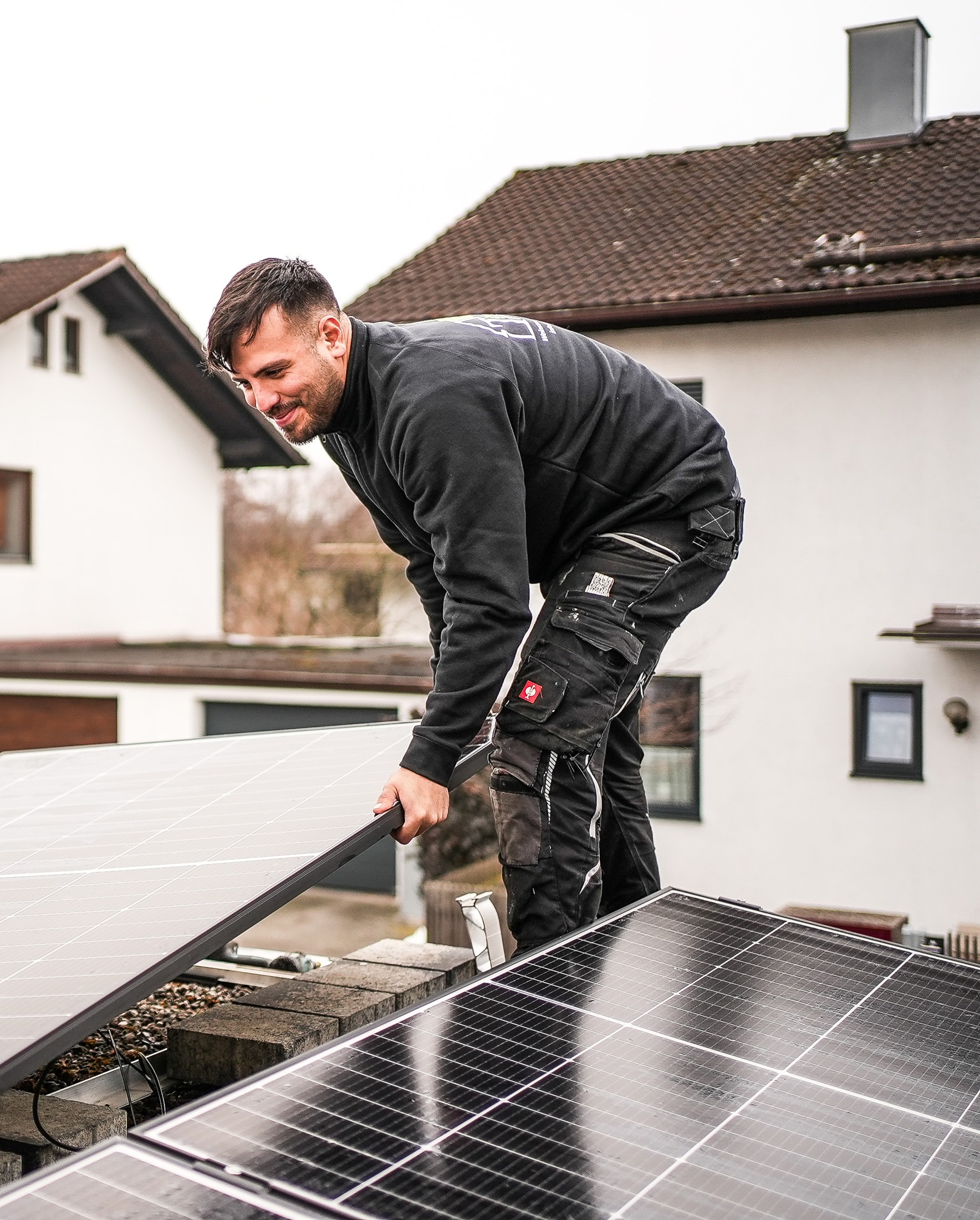 Monteure von T-Solar bei der Montage einer Photovoltaikanlage auf einem Dach bei Rosenheim