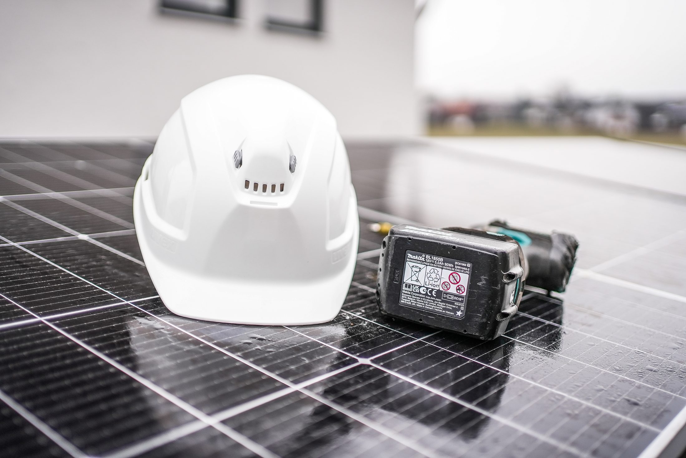 Helm auf einem Solarmodul